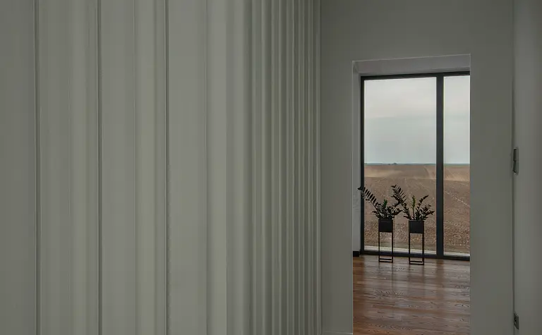 Korytarz w stylu minimalistycznym z zielonymi ścianami i drewnianą podłogą, nowoczesny design.