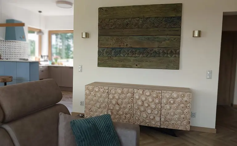 Wnętrze eklektycznego salonu z drewnianymi meblami i nowoczesnymi akcentami.
