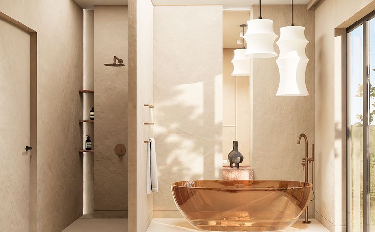 Nowoczesna łazienka z miedzianą wanną, jasnymi ścianami i designerskimi lampami w stylu boho i glamour.