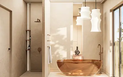 Nowoczesna łazienka z miedzianą wanną, jasnymi ścianami i designerskimi lampami w stylu boho i glamour.