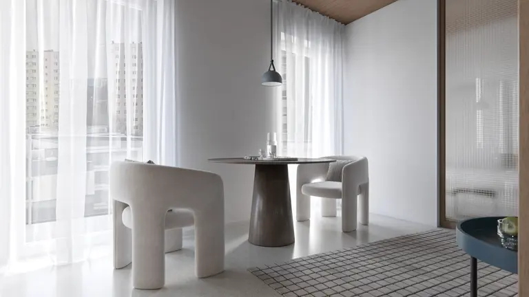 Wnętrze jadalni w stylu boho i minimalistycznym z białymi meblami.