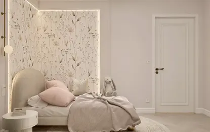 Wnętrze sypialni z łóżkiem, roślinnym wzorem na ścianie, dodatkami w stylu glamour i nowoczesnym.