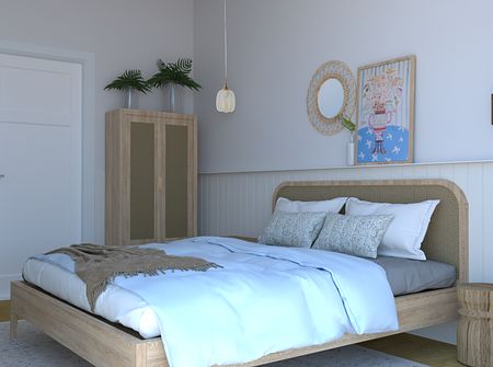 Sypialnia w stylu boho z drewnianym łóżkiem, jasnymi poduszkami i roślinami.
