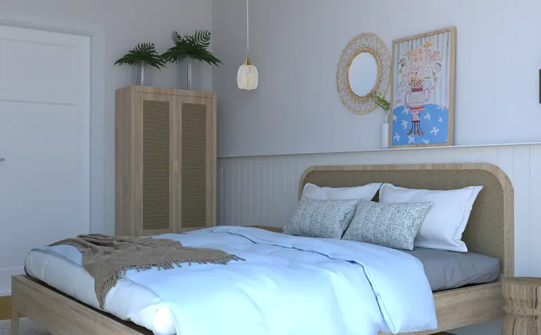 Sypialnia w stylu boho z drewnianym łóżkiem, jasnymi poduszkami i roślinami.