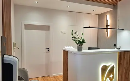 Wnętrze recepcji z industrialnym i skandynawskim stylem, białe meble, drewniane detale.