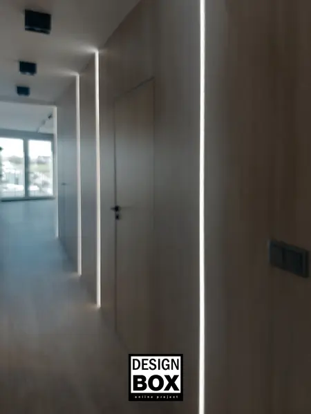 Korytarz w stylu industrialnym z drewnianymi ścianami i nowoczesnym oświetleniem LED.