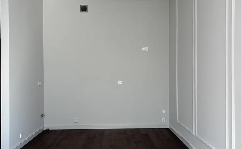 Wnętrze z szarymi ścianami i drewnianą podłogą, nowoczesny soft minimalizm.