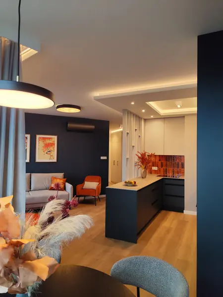 Wnętrze kuchni w stylu minimalistycznym z nowoczesnymi akcentami i soft minimalizmem