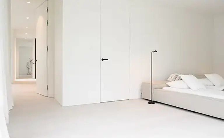 Wnętrze kuchni w stylu japandi z drewnianymi meblami i roślinami.