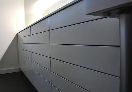 Minimalistyczne wnętrze z szarymi meblami w nowoczesnym stylu minimaluxe.