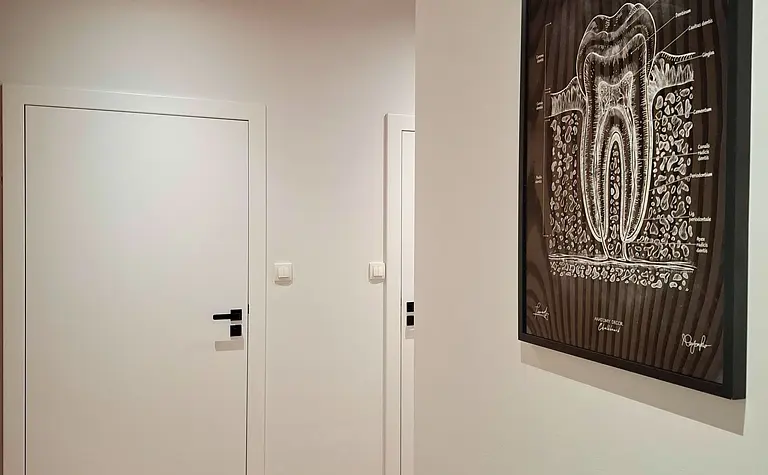 Przedpokój w stylu industrialnym, nowoczesnym i skandynawskim z białymi drzwiami.