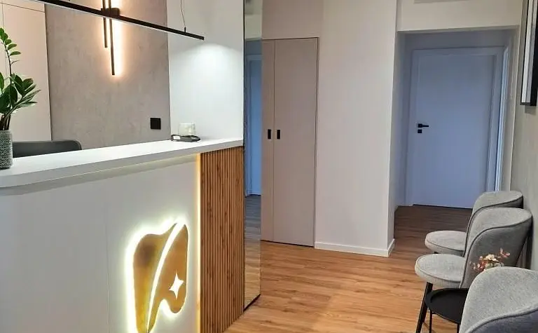 Wnętrze recepcji z industrialnym i skandynawskim stylem.