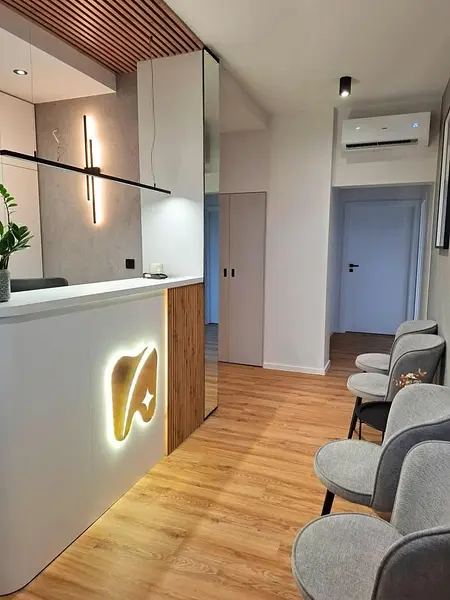 Wnętrze recepcji z industrialnym i skandynawskim stylem.