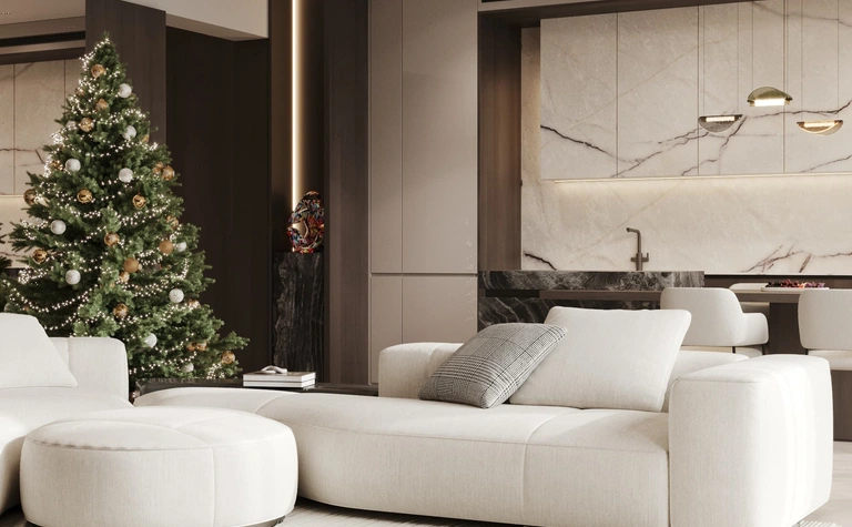 Wnętrze salonu z białą sofą, choinką, art deco i glamour.