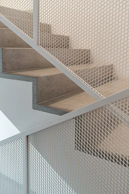 Schody minimalistyczne z betonowymi stopniami i nowoczesną balustradą, skandynawskie wnętrze