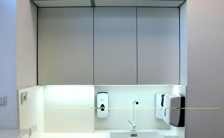 Kuchnia w stylu minimalistycznym z szarymi meblami i nowoczesnym sprzętem