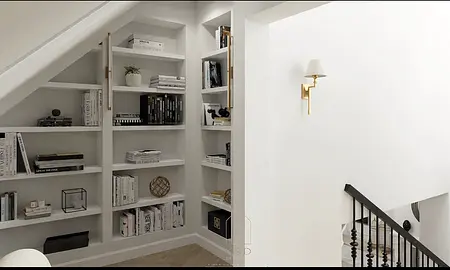 Wnętrze z białymi półkami, książkami i złotymi akcentami, nowoczesny design.
