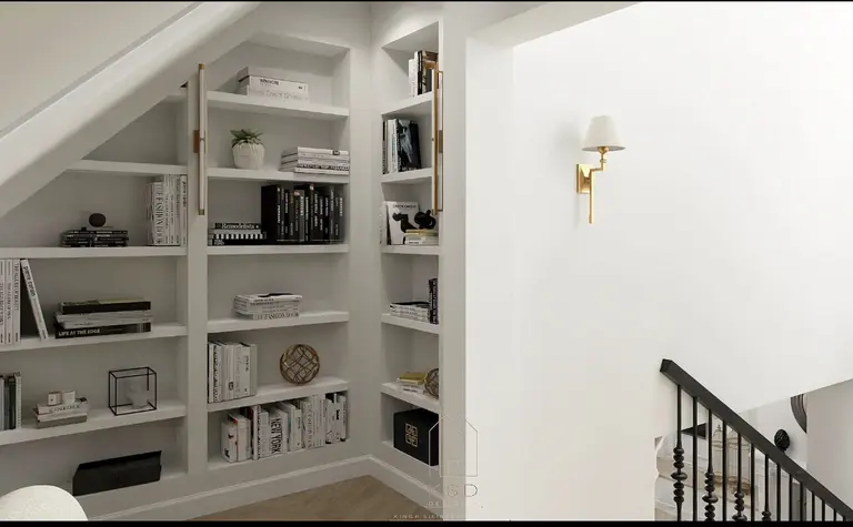 Wnętrze z białymi półkami, książkami i złotymi akcentami, nowoczesny design.