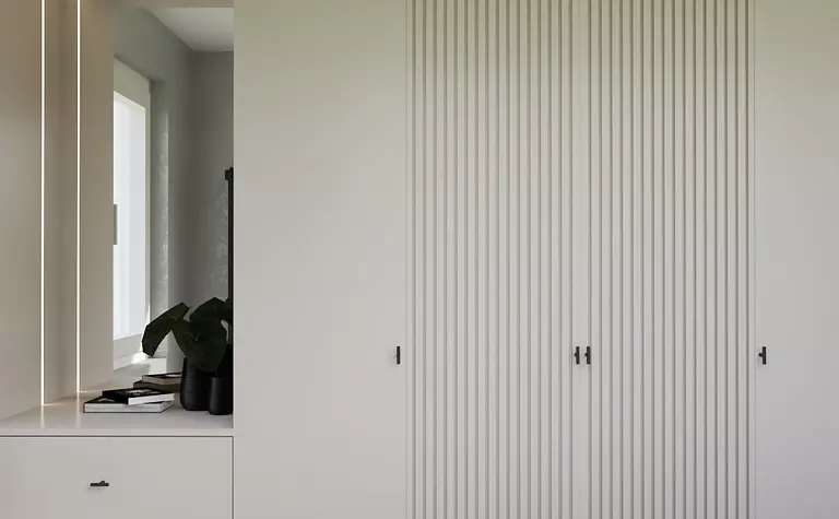 Garderoba z nowoczesnymi meblami i oświetleniem współczesnym