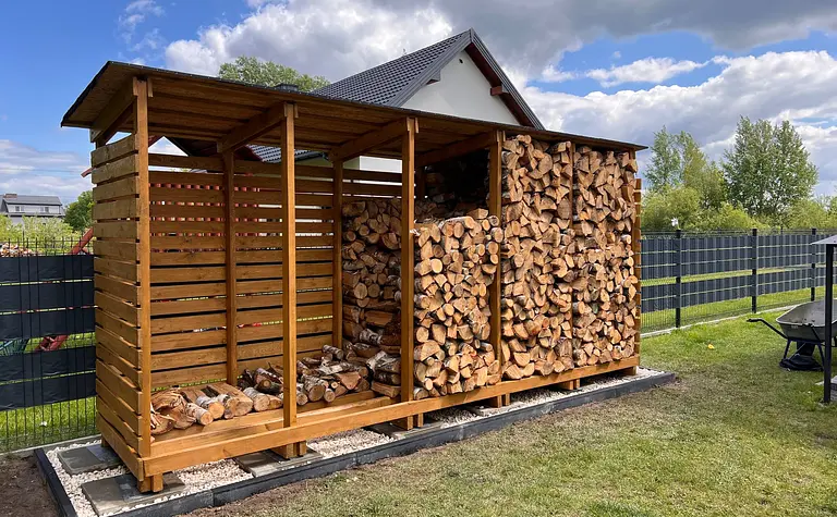 Drewniana altana do przechowywania drewna w minimalistycznym stylu.