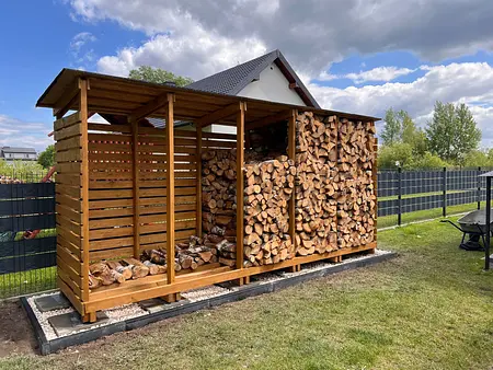 Drewniana altana do przechowywania drewna w minimalistycznym stylu.