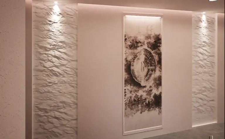 Przedpokój w stylu minimalistycznym z nowoczesną dekoracją ściany i oświetleniem.