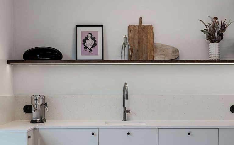 Wnętrze kuchni w stylu art deco, boho i eklektycznym z białymi meblami.