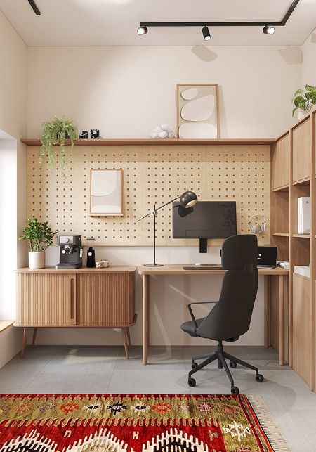 Wnętrze biura w stylu japandi i minimalistycznym z drewnianym biurkiem i nowoczesnym fotelem.