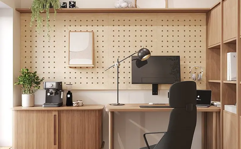 Wnętrze biura w stylu japandi i minimalistycznym z drewnianym biurkiem i nowoczesnym fotelem.