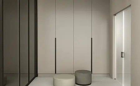 Wnętrze łazienki z białymi kafelkami i granatowymi płytkami, nowoczesny design.