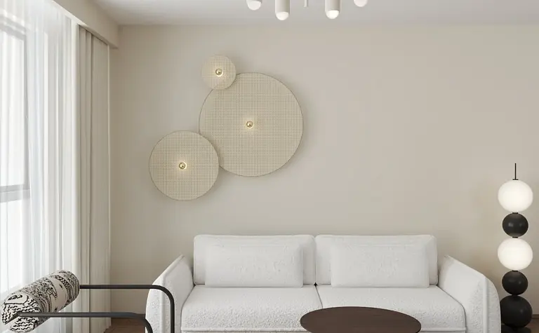 Wnętrze salonu z nowoczesną sofą i designerskimi lampami.