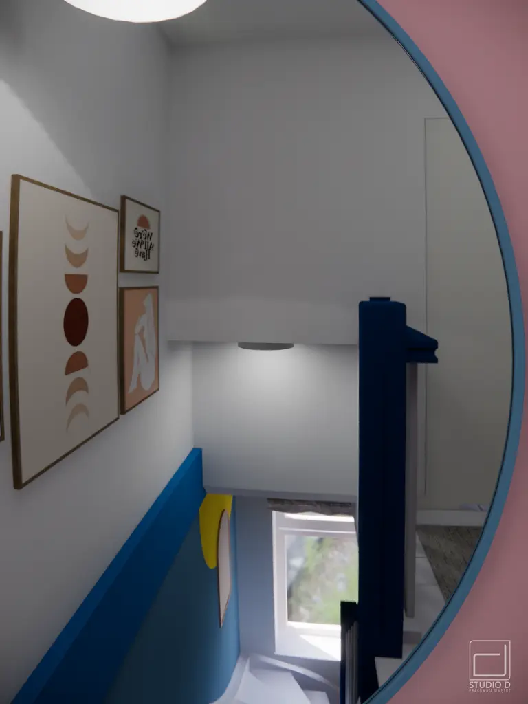 Korytarz z niebieskimi ścianami i dekoracją dopamine decor, obrazy na ścianach.