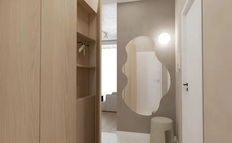 Przedpokój w stylu japandi, minimalistycznym, współczesnym z drewnem i lustrem.