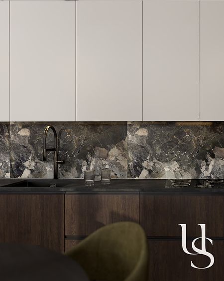 Wnętrze kuchni z białymi meblami i kamiennym blatem, styl quiet luxury, współczesny.