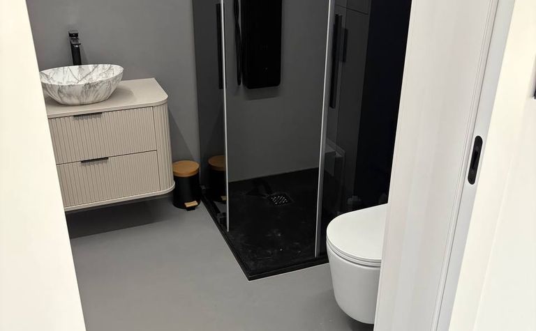 Nowoczesna łazienka z elementami art deco, industrialnymi i minimalistycznymi.