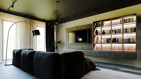 Wnętrze salonu w stylu art deco i współczesnym z sofą i regałem.