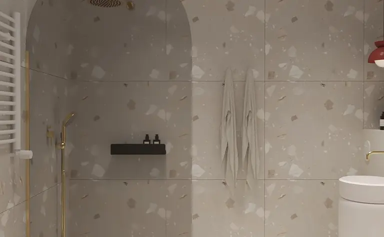 Wnętrze łazienki z jasnymi płytkami, prysznicem i złotymi detalami, nowoczesny styl.