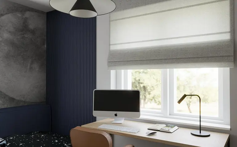 Wnętrze pokoju z biurkiem, nowoczesnym lampą i szarymi ścianami w stylu glamour.