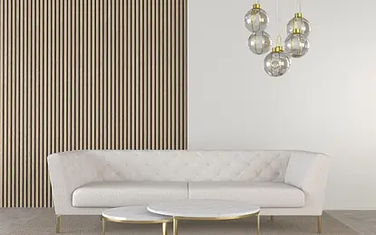 Minimalistyczny salon z białą sofą i drewnianą ścianą.