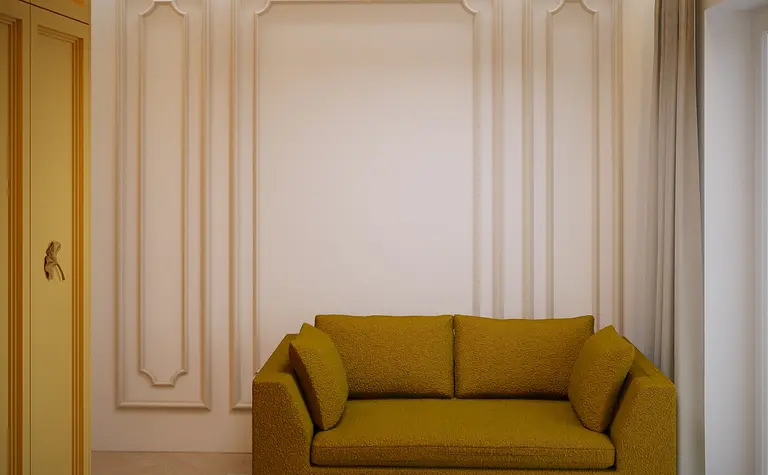 Wnętrze salonu z żółtą sofą, boho i glamour stylami.