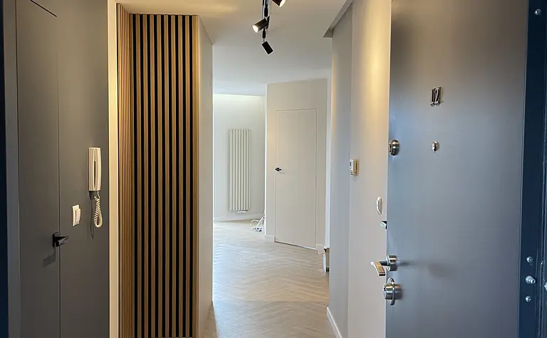 Przedpokój w stylu glamour z industrialnymi akcentami, nowoczesne oświetlenie.