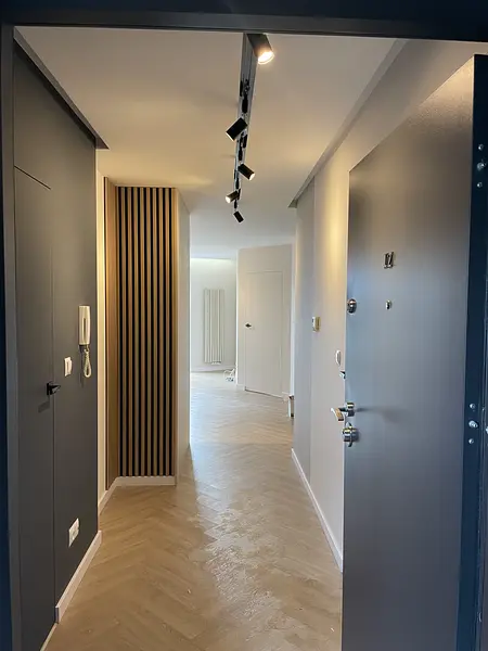 Przedpokój w stylu glamour z industrialnymi akcentami, nowoczesne oświetlenie.