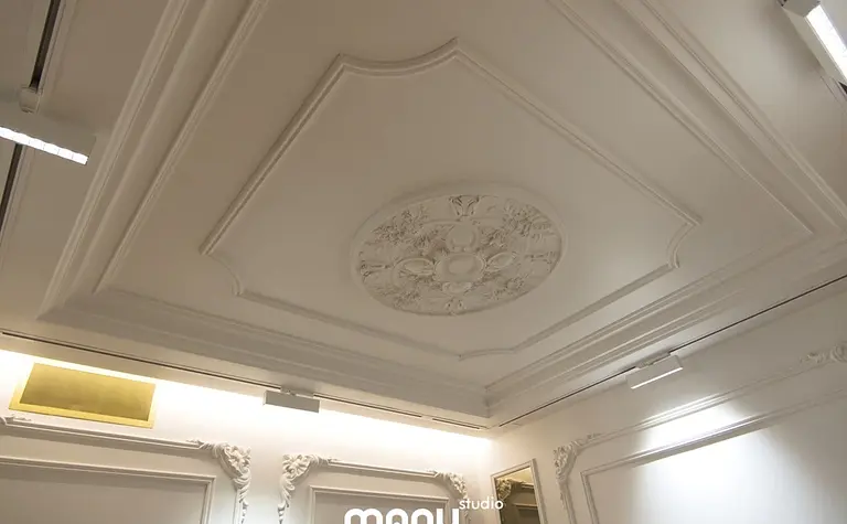 Sufit z ozdobami w wnętrzu tradycyjnym i współczesnym