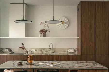 Kuchnia w stylu eklektycznym z minimalistycznymi akcentami, nowoczesny design.