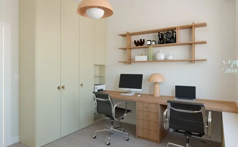 Gabinet w stylu boho i soft minimalizm z biurkiem i półką.