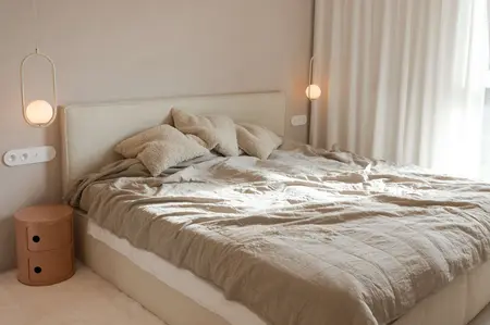 Sypialnia w stylu art deco, boho, dopamine decor, eklektycznym z beżowym łóżkiem.