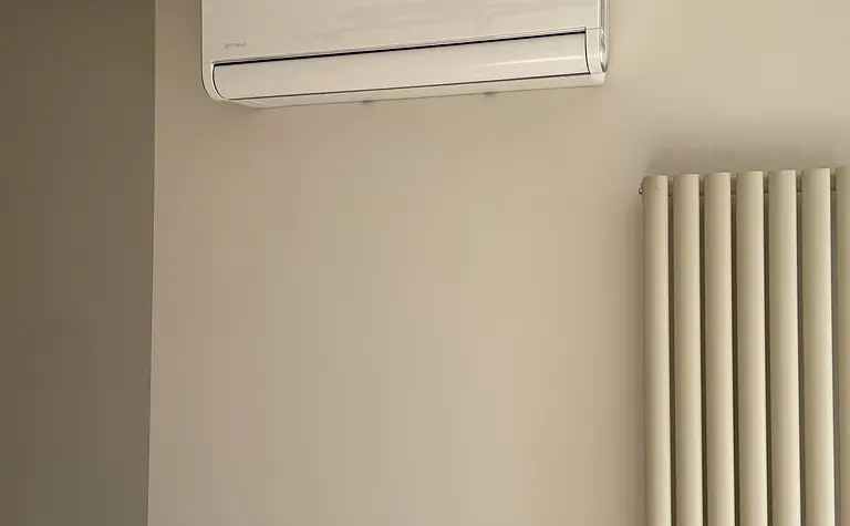 Wnętrze z klimatyzatorem, jasne ściany, styl glamour i industrialny