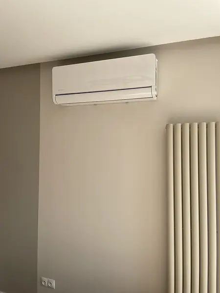 Wnętrze z klimatyzatorem, jasne ściany, styl glamour i industrialny