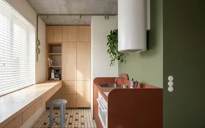 Kuchnia z drewnianymi szafkami: industrialny, minimalistyczny, minimaluxe, soft minimalizm, vintage, współczesny