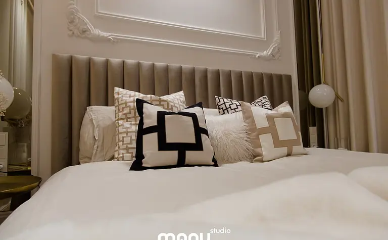 Wnętrze sypialni z szarym wezgłowiem, poduszkami w stylu nowoczesnym, quiet luxury i tradycyjnym.